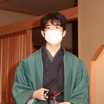 対局場に入る藤井聡太棋聖＝４日午前、神戸市北区有馬町、旅館「中の坊瑞苑」（撮影・吉田敦史）