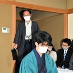 対局室に入る木村一基王位。手前は藤井聡太棋聖＝５日午前８時４８分、神戸市北区有馬町の旅館「中の坊瑞苑」（撮影・後藤亮平）