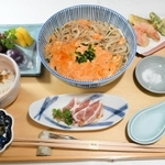 木村一基王位の昼食は「たまごとじそば御膳」（全体に量少なめ）＝５日午後０時１０分、神戸市北区有馬町の旅館「中の坊瑞苑」（撮影・後藤亮平）