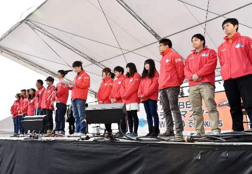 活動報告をするぼうさいマスターの学生たち