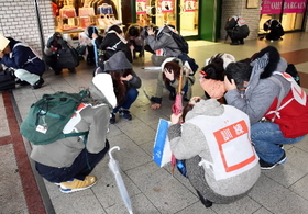 全市で行われた「シェイクアウト訓練」＝１月１５日、神戸市中央区