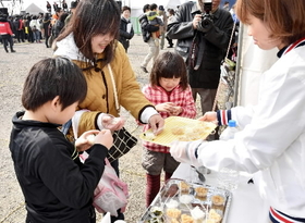 防災食をふるまう神戸学院大の女子学生「防災女子」