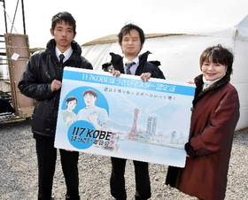 新マスターの認定式で目録を受け取った高杢正樹さん（左）と福田正人さん（中央）