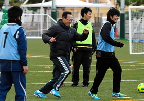 「チームビルディングゲーム」で参加者と交流する岡田武史さん（中央）＝明石市大蔵海岸通２（撮影・辰巳直之）