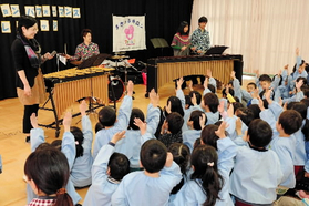 神戸新聞社が主催した親子向けイベントで、元気な姿を見せた園児ら＝３月１２日、加古川市平岡町
