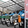 新聞配達に向かう販売店従業員たち＝神戸市垂水区東垂水町、神戸新聞垂水東販売（撮影・風斗雅博）