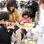防災食をふるまう神戸学院大の女子学生「防災女子」