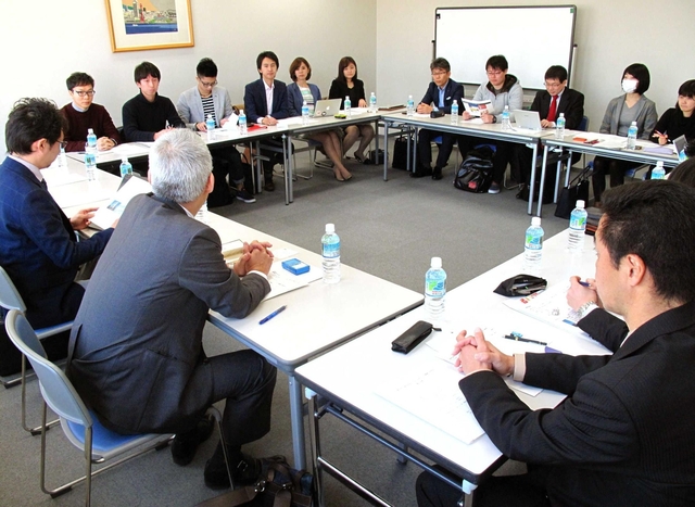事業内容の説明に耳を傾ける起業家ら＝神戸市中央区東川崎町１、神戸新聞社