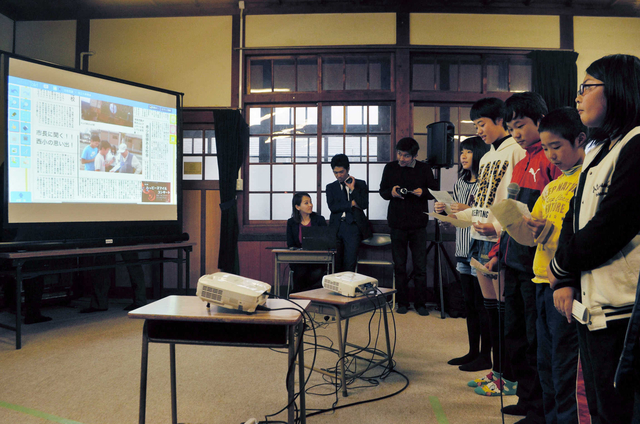 西脇小児童が、ＩＣＴを活用した新聞製作を都多小児童に説明した＝１５日、西脇市西脇