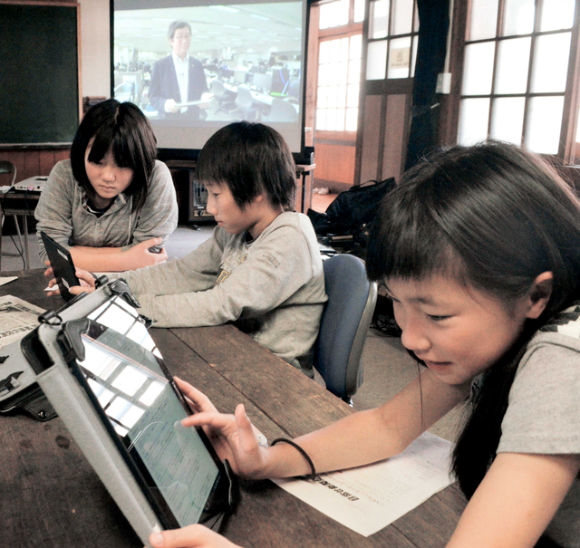神戸新聞本社とネット回線をつなぎ、ネット検索の方法を学ぶ児童＝西脇小