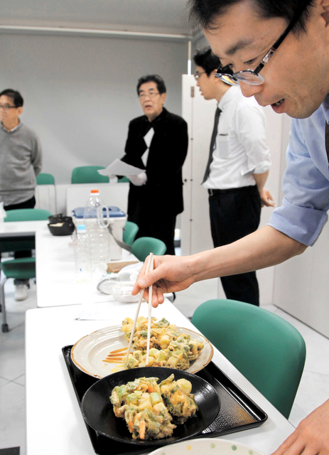 鶏肉やニンジンと合わせたかき揚げなど８品目が登場した＝道の駅「但馬のまほろば」