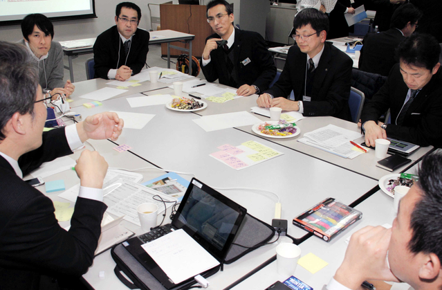 教育現場の課題解決に向け、ＩＣＴや新聞社の活用方法を考えた勉強会＝神戸新聞社