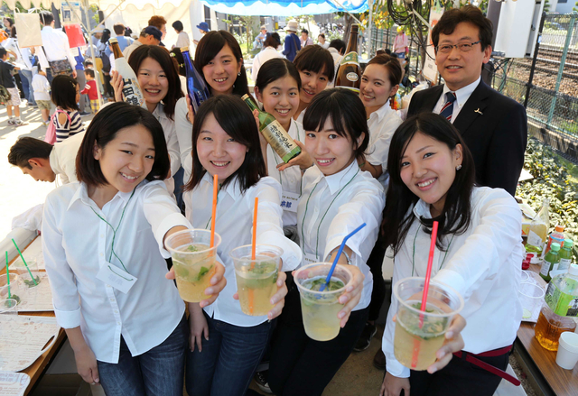 「宮モヒート」を手にする学生ら＝西宮市北口町