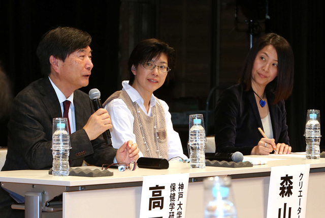 「つなぎいかす地域の力」で意見を述べるパネリスト（左から、高田哲教授、森山和泉さん、高田佳代子さん）＝２８日午後、神戸市中央区、神戸新聞松方ホール（撮影・小林良多）
