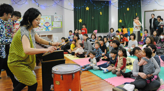 演奏を楽しむ親子ら＝西区伊川谷町有瀬、有瀬児童館