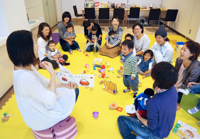 髙田さん（左端）が絵本を読み、和やかな雰囲気に包まれる親子カフェ＝神戸市垂水区小束山手２