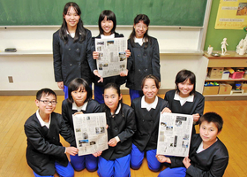 タブレット端末で新聞を作った児童ら＝都多小学校