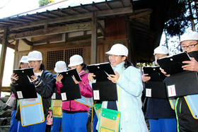 タブレット端末を駆使して、地域の歴史を取材する児童ら＝宍粟市山崎町中野