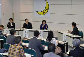 「知力と情報発信力をいかした地域共生」と題して意見を交わす（左から）関西学院大の木本圭一氏、神戸新聞の太田貞夫パートナーセンター長、神戸フィルムオフィスの田中まこ代表と同大の村尾信尚氏＝神戸市中央区東川崎町１、神戸クリスタルホール（撮影・風斗雅博）