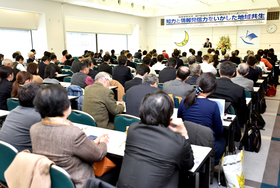 基調講演「地域力再発見-地域×大学×新聞社の相乗効果」＝神戸市中央区、クリスタルホール