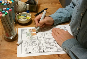 森山さんの漫画制作の様子。「泣いたり笑ったり　発達障害の双子の歩み」を本紙で連載中