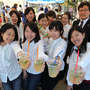 「宮モヒート」を手にする学生ら＝西宮市北口町