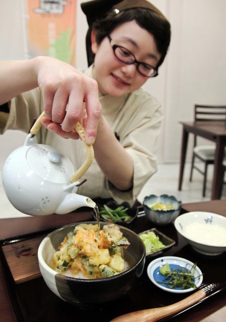 雲海だし茶漬け　鶏肉と岩津ねぎのかき揚げにとろろと特製だしをかけて食べる「雲海だし茶漬け」＝道の駅「但馬のまほろば」