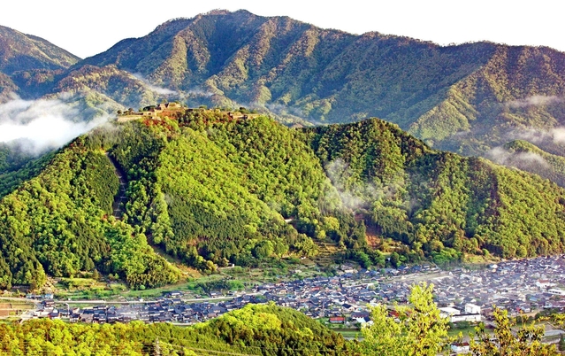 竹田城跡の麓に広がる町並み＝朝来市和田山町竹田（吉田利栄さん提供）