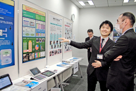 会場には情報通信技術（ＩＣＴ）の活用事例の展示もあった＝東京都新宿区