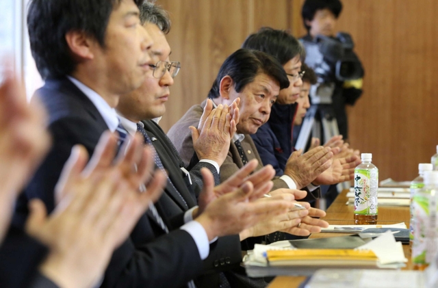 拍手で提言案を承認する全体会の委員＝朝来市和田山町、竹田地区コミュニティセンター