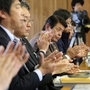 拍手で提言案を承認する全体会の委員＝朝来市和田山町、竹田地区コミュニティセンター