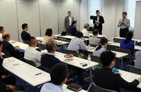 起業家らが集まった「１２０ＷＯＲＫＰＬＡＣＥＫＯＢＥ」の説明会＝神戸市中央区雲井通５ 