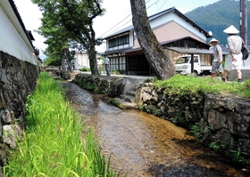 民家や寺院の近くを流れる水路＝朝来市和田山町竹田