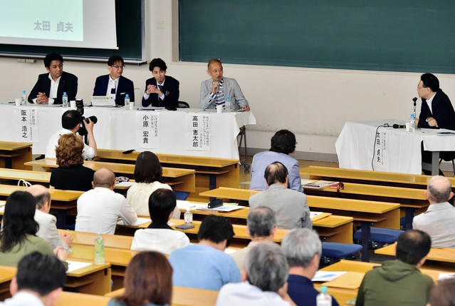 大学と新聞社ができることについて意見を交わしたパネル討議＝２５日午後、甲南大（撮影・中西大二）
