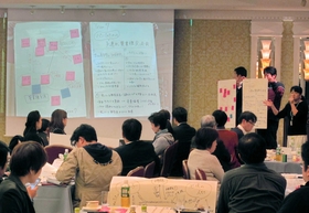 「女性が働く」をテーマにした事業案を発表する参加者たち＝神戸ポートピアホテル