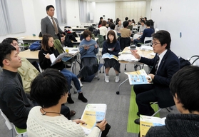 起業家支援の取り組みに耳を傾ける学生＝神戸市東灘区岡本８、甲南大学