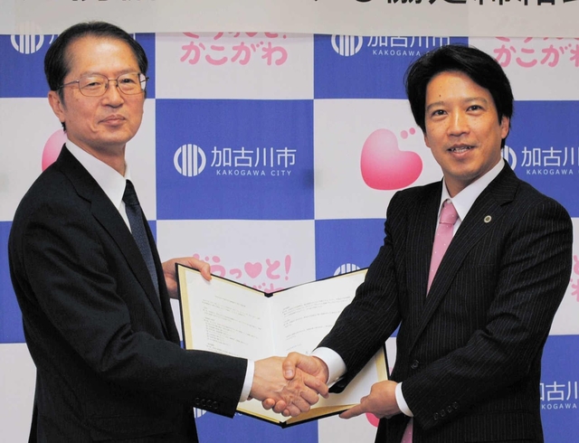 連携協定を結び、握手を交わす加古川市の岡田康裕市長（右）と甲南大の長坂悦敬学長＝加古川市役所