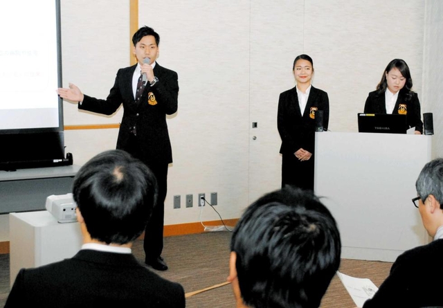調査研究内容を中間報告する甲南大の学生たち＝加古川市役所