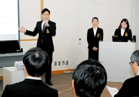 調査研究内容を中間報告する甲南大の学生たち＝加古川市役所