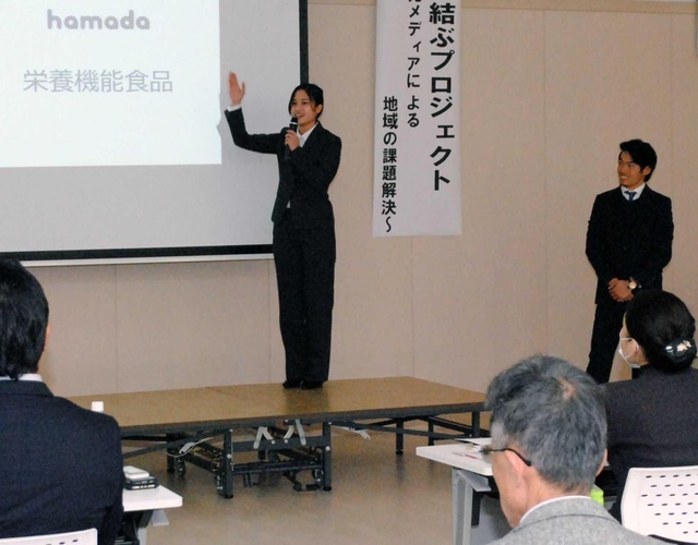 最優秀賞に選ばれた甲南大学「西村ゼミ３年生」の発表＝ウェルネージかこがわ