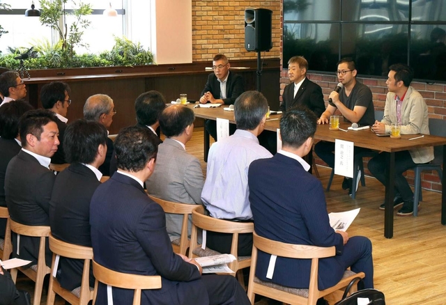 「神戸を起業のまちにしよう」と意見を交わすクラセルの川原大樹社長（右から２人目）ら＝神戸市中央区磯上通４（撮影・辰巳直之）