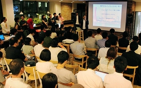 ＩＴベンチャーと若者をマッチングする催し＝１２０　ＷＯＲＫＰＬＡＣＥ　ＫＯＢＥ