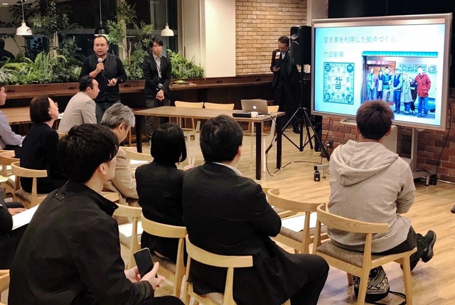 ビジネスプランを説明するレンタルオフィスの利用者＝１２０ＷＯＲＫＰＬＡＣＥ　ＫＯＢＥ