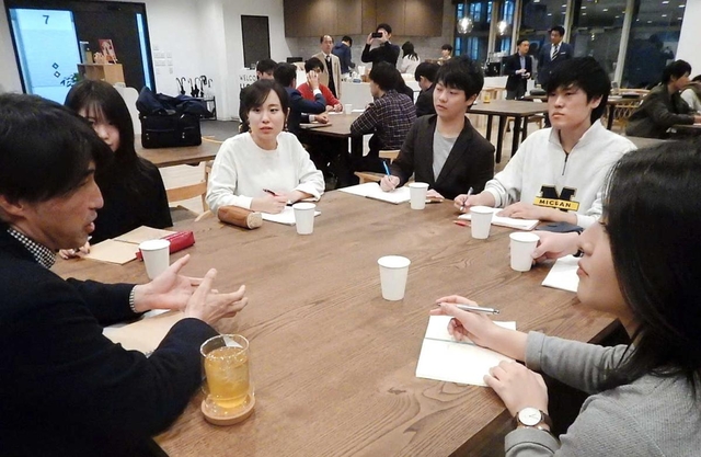 起業家と意見交換する甲南大の学生たち＝１２０ＷＯＲＫＰＬＡＣＥ　ＫＯＢＥ