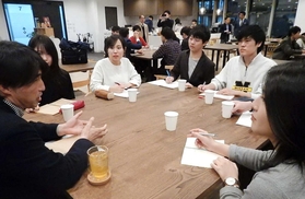 起業家と意見交換する甲南大の学生たち＝１２０ＷＯＲＫＰＬＡＣＥ　ＫＯＢＥ