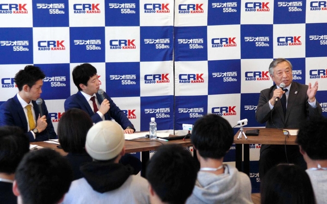 ネイビーズアフロと就職活動のアドバイスをする荒木副知事（右）＝神戸市中央区磯上通４