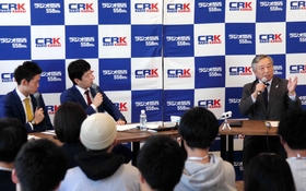 ネイビーズアフロと就職活動のアドバイスをする荒木副知事（右）＝神戸市中央区磯上通４