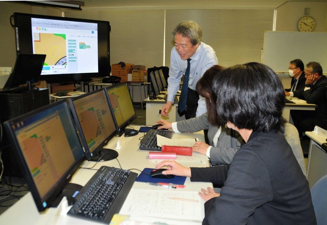 教育用プログラミングソフトを使い、研修を受ける小学校の校長、教頭ら＝神戸市中央区東川崎町１