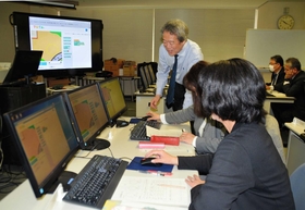 教育用プログラミングソフトを使い、研修を受ける小学校の校長、教頭ら＝神戸市中央区東川崎町１