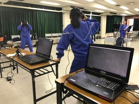 専用のゴーグルを着けて豪雨災害を擬似体験する中学生ら＝神戸市北区ひよどり北町３、神戸市民防災総合センター